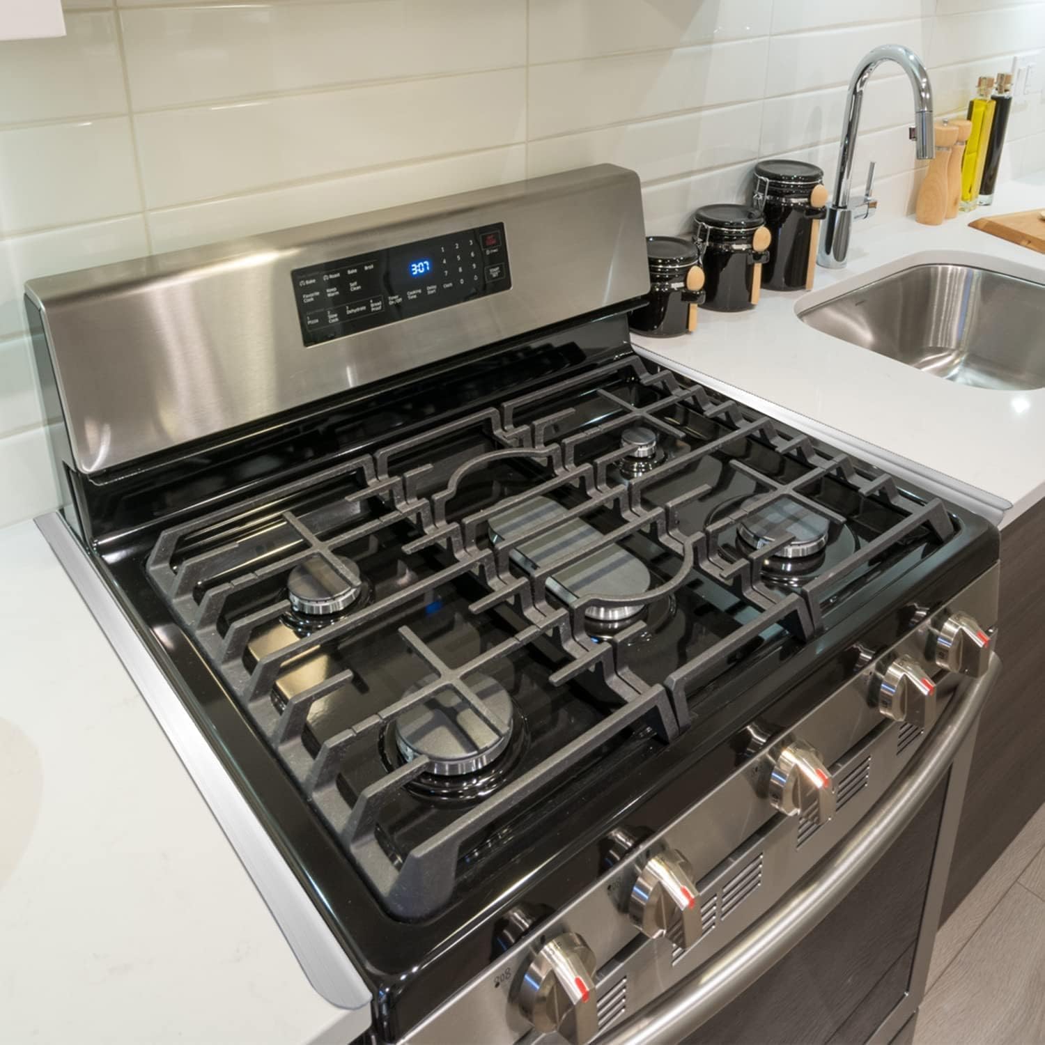 Stove Cover, Stove Guard, Stainless Steel Stove Gap Covers, Heat Resistant & Easy to Clean Stove Counter Gap Cover, Kitchen Stove Counter Gap Cover Eliminates Gap Between Counter & Appliances (2 pcs)