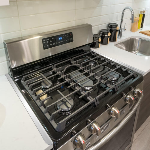 Stove Cover, Stove Guard, Stainless Steel Stove Gap Covers, Heat Resistant & Easy to Clean Stove Counter Gap Cover, Kitchen Stove Counter Gap Cover Eliminates Gap Between Counter & Appliances (2 pcs)